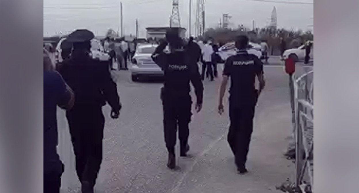 Жители Бабаюртовского района перекрыли федеральную трассу в знак протеста против объявленной частичной мобилизации. Скриншот сообщения https://t.me/chernovik/37351 Жители Бабаюртовского района перекрыли федеральную трассу в знак протеста против объявленной частичной мобилизации. Скриншот сообщения https://t.me/chernovik/37351