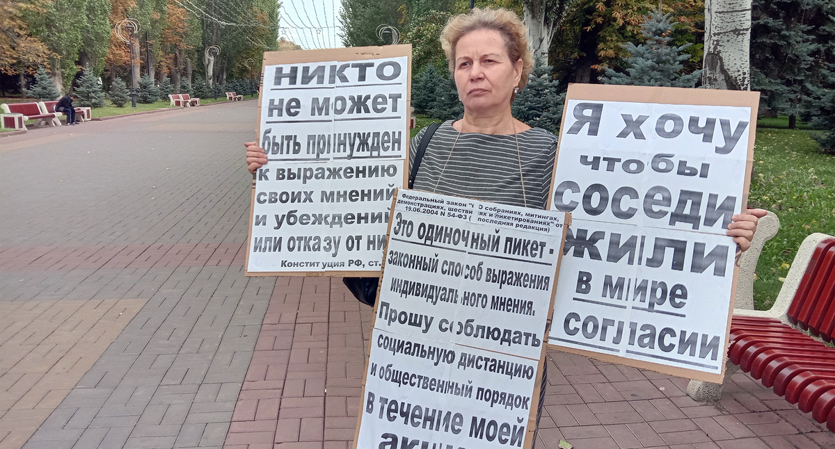Волгоградская активистка Тамара Гродникова на одиночном пикете. Фото Вячеслава Ященко для "Кавказского узла" Волгоградская активистка Тамара Гродникова на одиночном пикете. Фото Вячеслава Ященко для "Кавказского узла"