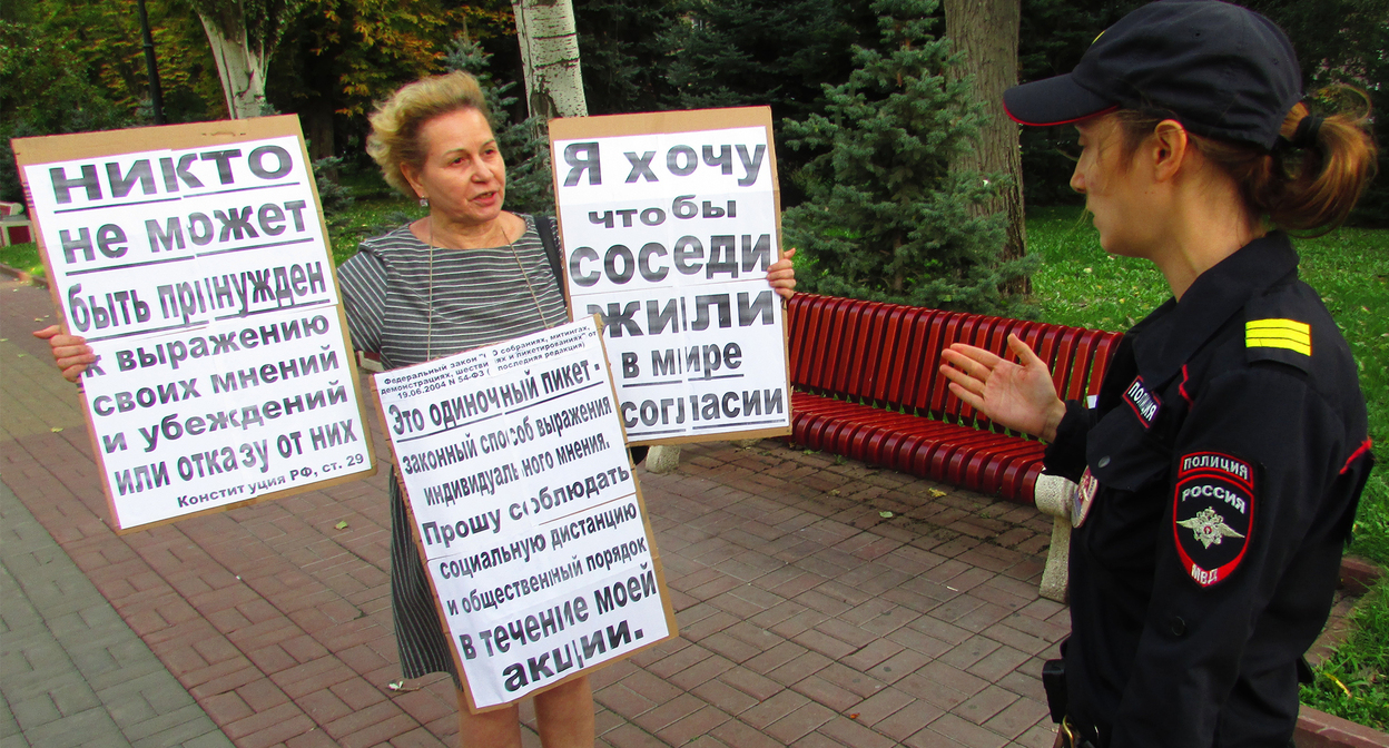 Волгоградская активистка Тамара Гродникова на одиночном пикете. Фото Вячеслава Ященко для "Кавказского узла" Волгоградская активистка Тамара Гродникова на одиночном пикете. Фото Вячеслава Ященко для "Кавказского узла"