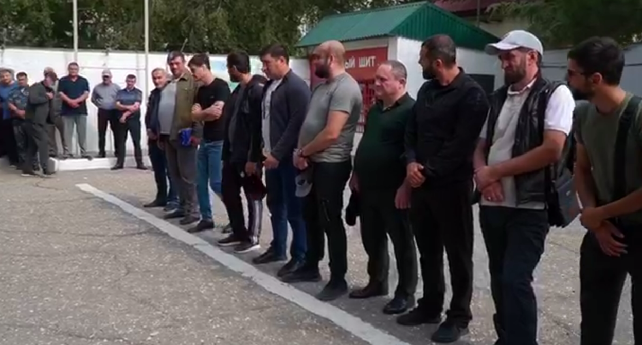 Мобилизованные жители Каспийска. Стоп-кадр видео, опубликованного 22.09.22 телеканалом Sreda, https://t.me/sreda_tv/4300 Мобилизованные жители Каспийска. Стоп-кадр видео, опубликованного 22.09.22 телеканалом Sreda, https://t.me/sreda_tv/4300