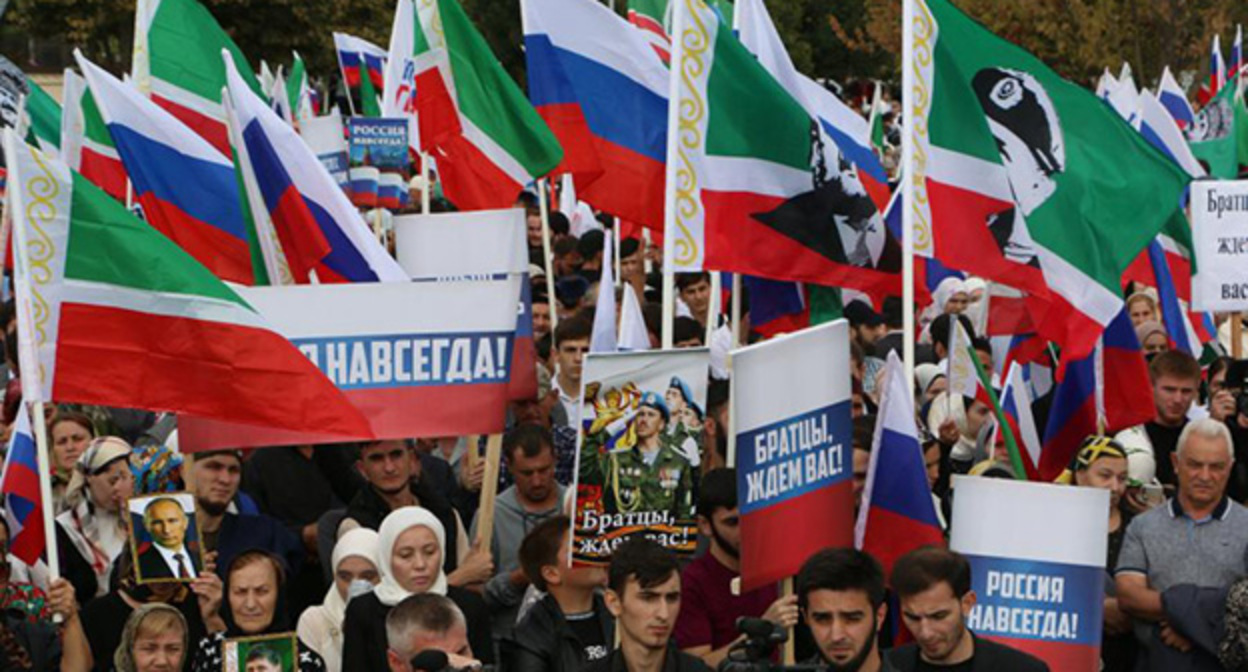 Митинг в Грозном в поддержку референдумов. 23 сентября 2022 г. Фото: Грозный-Информ https://www.grozny-inform.ru Митинг в Грозном в поддержку референдумов. 23 сентября 2022 г. Фото: Грозный-Информ https://www.grozny-inform.ru