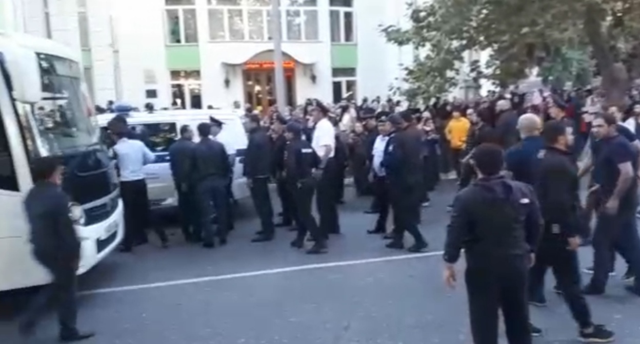Акция протеста против мобилизации. Махачкала, 25 сентября 2022 года. Кадр видео "Черновика" https://t.me/chernovik/37583 Акция протеста против мобилизации. Махачкала, 25 сентября 2022 года. Кадр видео "Черновика" https://t.me/chernovik/37583