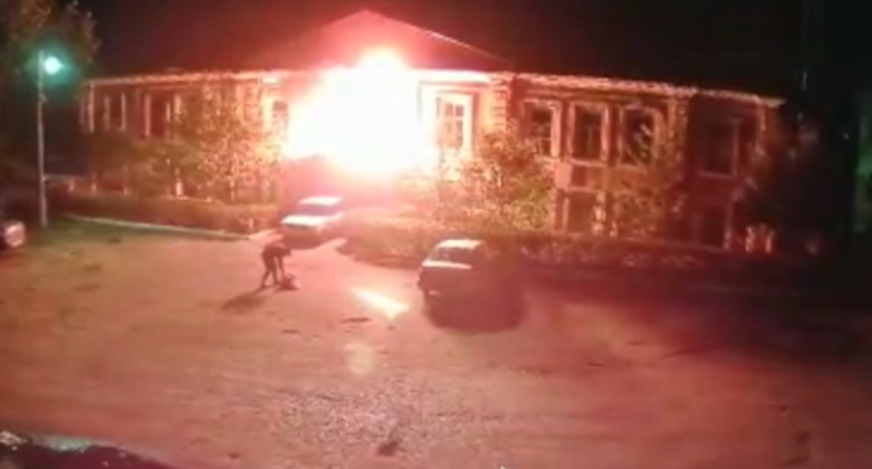 Поджог военкомата в Урюпинске, стоп-кадр видео https://t.me/bazabazon/13451 Поджог военкомата в Урюпинске, стоп-кадр видео https://t.me/bazabazon/13451