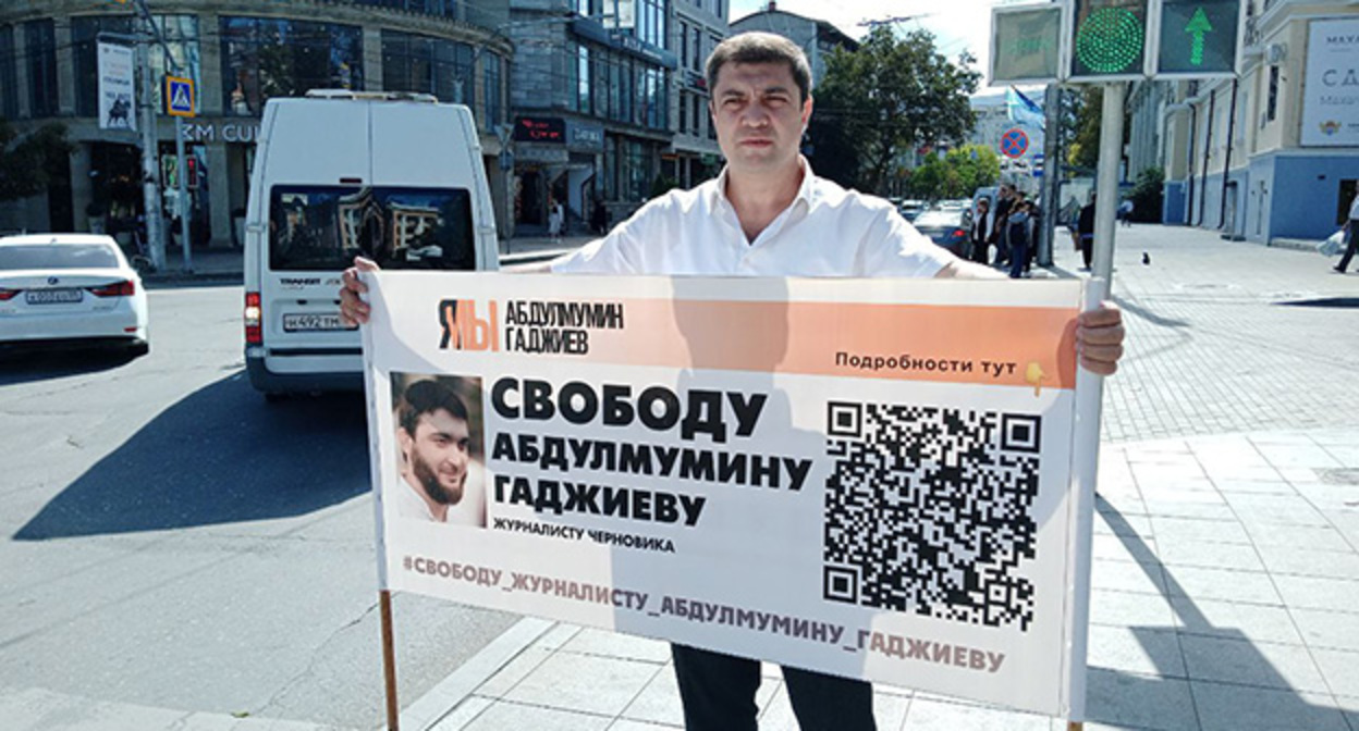 Магди Камалов провел в центре Махачкалы одиночный пикет. 26 сентября 2022 г. Фото https://t.me/chernovic/37648 Магди Камалов провел в центре Махачкалы одиночный пикет. 26 сентября 2022 г. Фото https://t.me/chernovic/37648