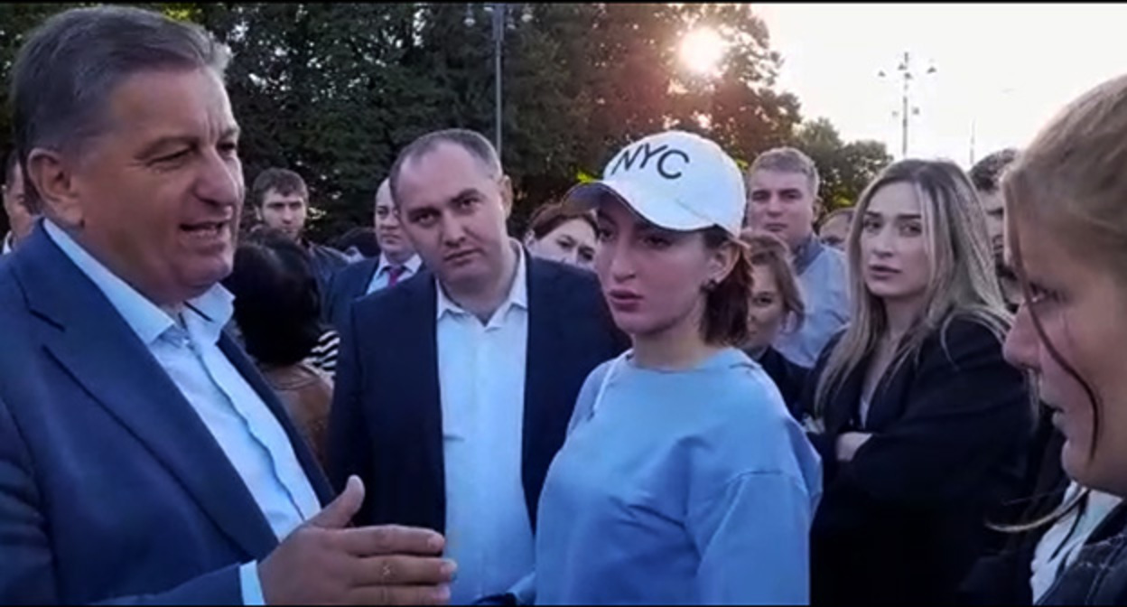 Чиновники вышли к участникам акции протеста против мобилизации в Нальчике. 26 сентября 2022 года. Фото: Людмила Маратова для "Кавказского узла" Чиновники вышли к участникам акции протеста против мобилизации в Нальчике. 26 сентября 2022 года. Фото: Людмила Маратова для "Кавказского узла"