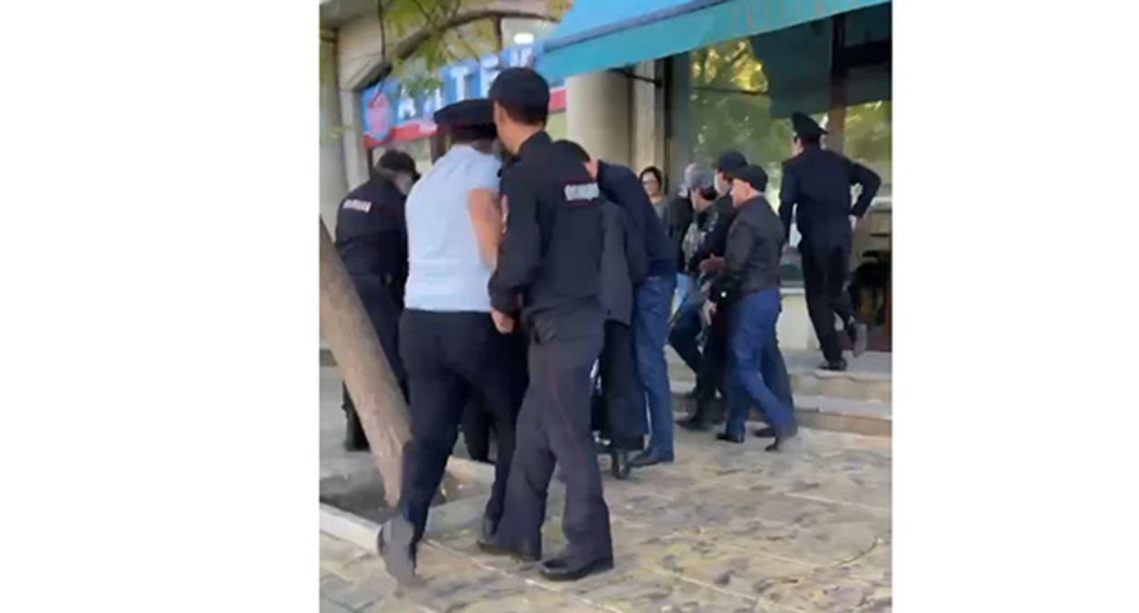 Сотрудники полиции во время задержания на акции протеста в Махачкале. 26 сентября 2022 г. Скриншот видео телеграм-канал "Подвал Дагестана" Сотрудники полиции во время задержания на акции протеста в Махачкале. 26 сентября 2022 г. Скриншот видео телеграм-канал "Подвал Дагестана"