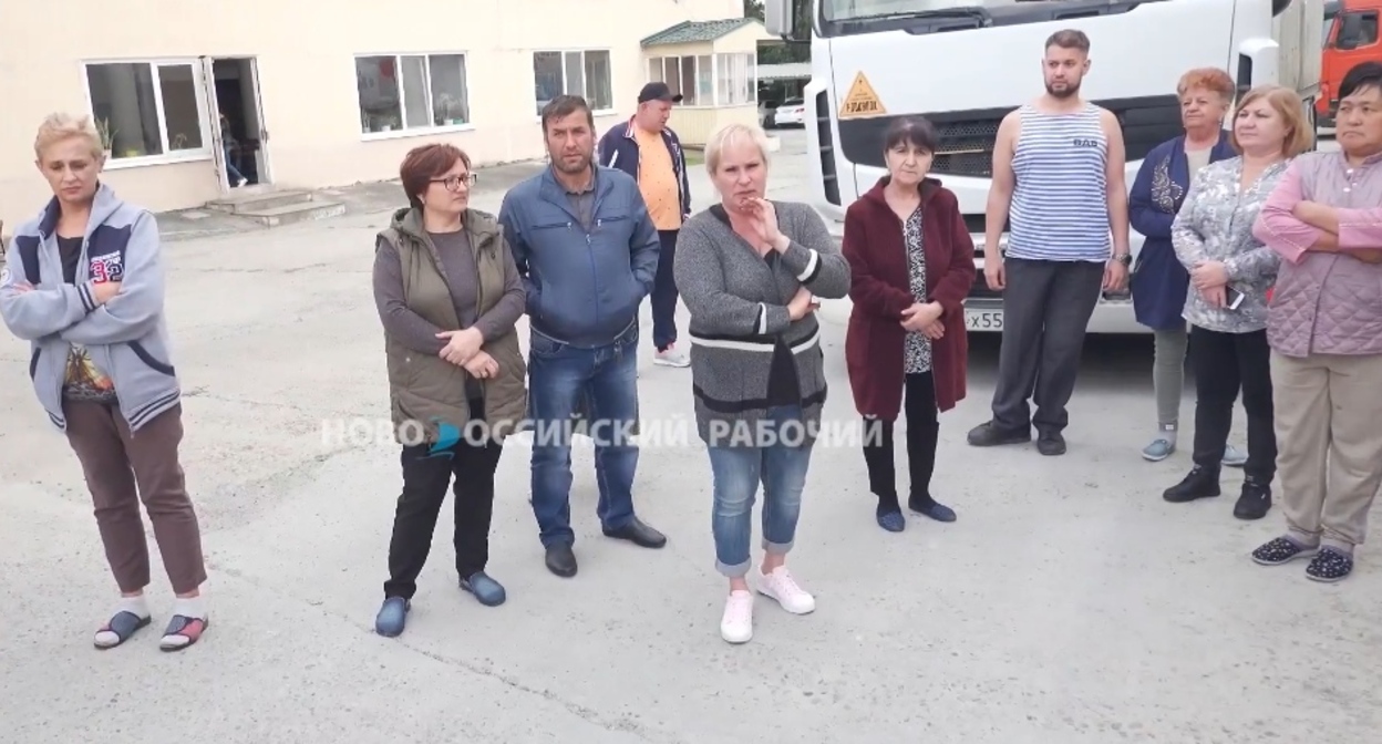 Бастующие работники обувной фабрики в Новороссийске. Кадр видео Максима Сергеева / "Новороссийский рабочий" https://vk.com/video-156916791_456240105 Бастующие работники обувной фабрики в Новороссийске. Кадр видео Максима Сергеева / "Новороссийский рабочий" https://vk.com/video-156916791_456240105