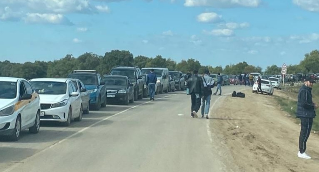Очередь перед пунктом пропуска "Караузек" в Астраханской области. Фото: Руслан Бисенов https://t.me/ruslan_bisenov/1000 Очередь перед пунктом пропуска "Караузек" в Астраханской области. Фото: Руслан Бисенов https://t.me/ruslan_bisenov/1000