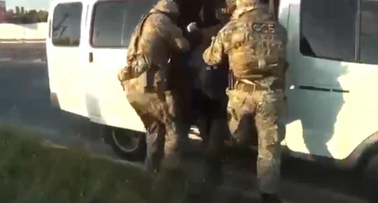 Кадры задержания из видео, опубликованного "Дагестанской правдой" https://dagpravda.ru/novosti/v-dagestane-zaderzhany-administratory-anonimnyh-telegram-kanalov/ Кадры задержания из видео, опубликованного "Дагестанской правдой" https://dagpravda.ru/novosti/v-dagestane-zaderzhany-administratory-anonimnyh-telegram-kanalov/