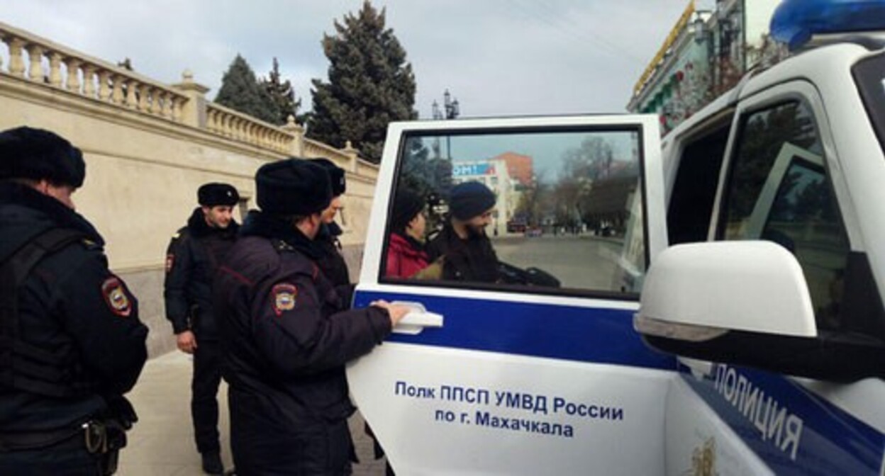 Сотрудники полиции и активисты на площади в Махачкале. 4 января 2020 года. Фото Мурада Мурадова для "Кавказского узла". Сотрудники полиции и активисты на площади в Махачкале. 4 января 2020 года. Фото Мурада Мурадова для "Кавказского узла".