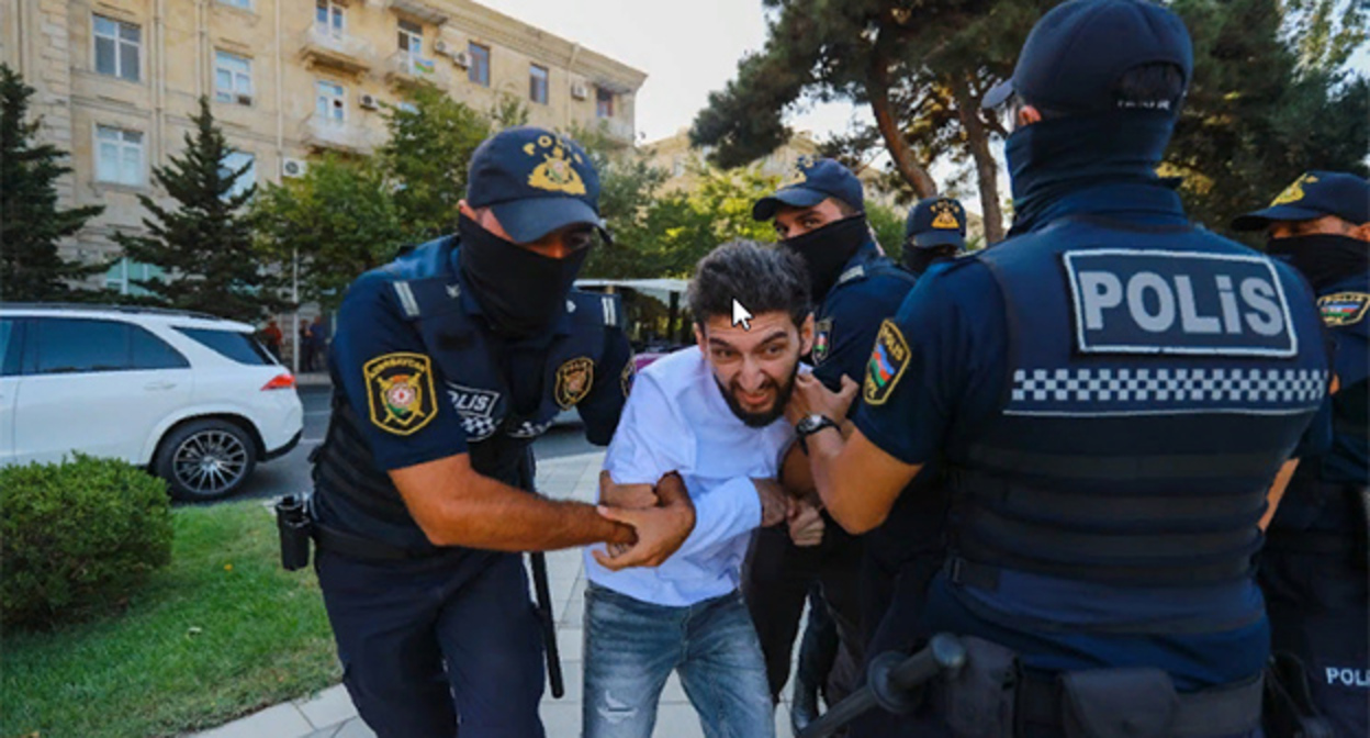 Cиловики в Баку сорвали акцию протеста против закона о партиях. 30 сентября 2022 г. Фото Азиза Каримова для "Кавказского узла" Cиловики в Баку сорвали акцию протеста против закона о партиях. 30 сентября 2022 г. Фото Азиза Каримова для "Кавказского узла"