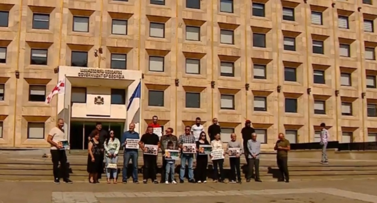 Родственники Ираклия Бебуа на акции протеста. Фото: "Новости-Грузия" https://www.newsgeorgia.ge/semja-zaderzhannogo-v-gali-gruzina-obvinila-pravitelstvo-gruzii-v-bezdejstvii/ Родственники Ираклия Бебуа на акции протеста. Фото: "Новости-Грузия" https://www.newsgeorgia.ge/semja-zaderzhannogo-v-gali-gruzina-obvinila-pravitelstvo-gruzii-v-bezdejstvii/