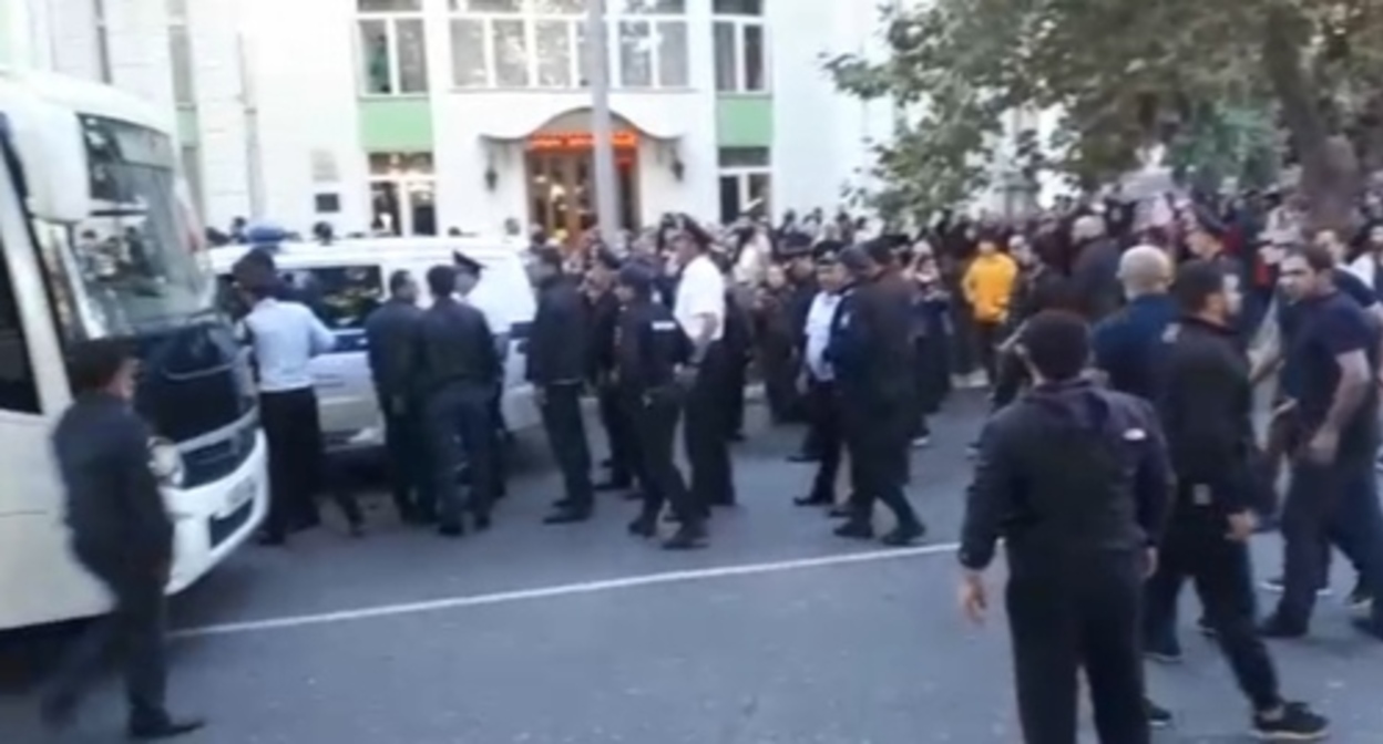 Акция протеста против мобилизации. Махачкала, 25 сентября 2022 года. Кадр видео "Черновика" https://t.me/chernovik/37583 Акция протеста против мобилизации. Махачкала, 25 сентября 2022 года. Кадр видео "Черновика" https://t.me/chernovik/37583