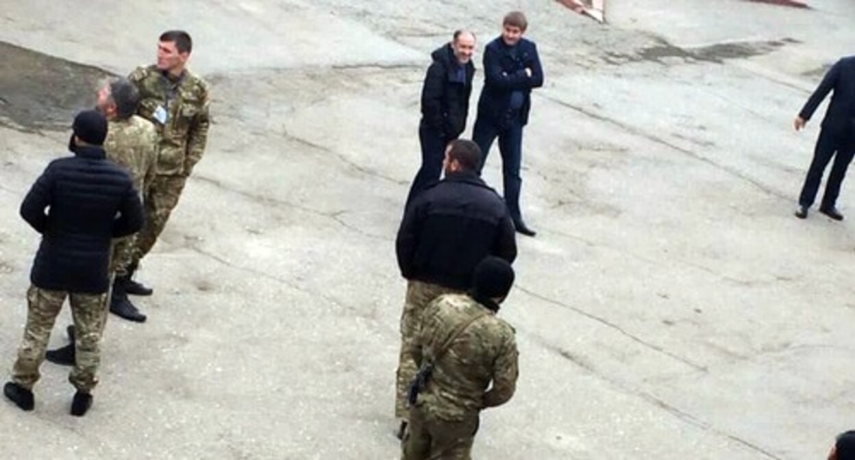 Вооруженные люди, которые приехали в Колхоз имени Петровых Прохладненского района. 28 марта 2021 г. Фото Наталья Петрова для "Кавказского узла" Вооруженные люди, которые приехали в Колхоз имени Петровых Прохладненского района. 28 марта 2021 г. Фото Наталья Петрова для "Кавказского узла"