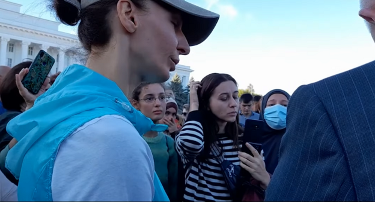 Участницы акции против мобилизации в Нальчике. Кадр видео "Кавказского узла". Участницы акции против мобилизации в Нальчике. Кадр видео "Кавказского узла".