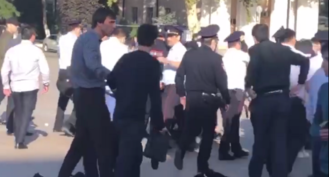 Разгон протестующих в Махачкале, 26 сентября 2022 года. Кадр видео из Telegram-канала Protest Live t.me/protest_da/17685 Разгон протестующих в Махачкале, 26 сентября 2022 года. Кадр видео из Telegram-канала Protest Live t.me/protest_da/17685