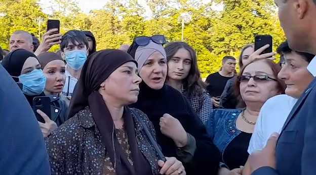 Женщины на акции протеста против мобилизации в Нальчике, 26 сентября 2022 года. Женщины на акции протеста против мобилизации в Нальчике, 26 сентября 2022 года.
