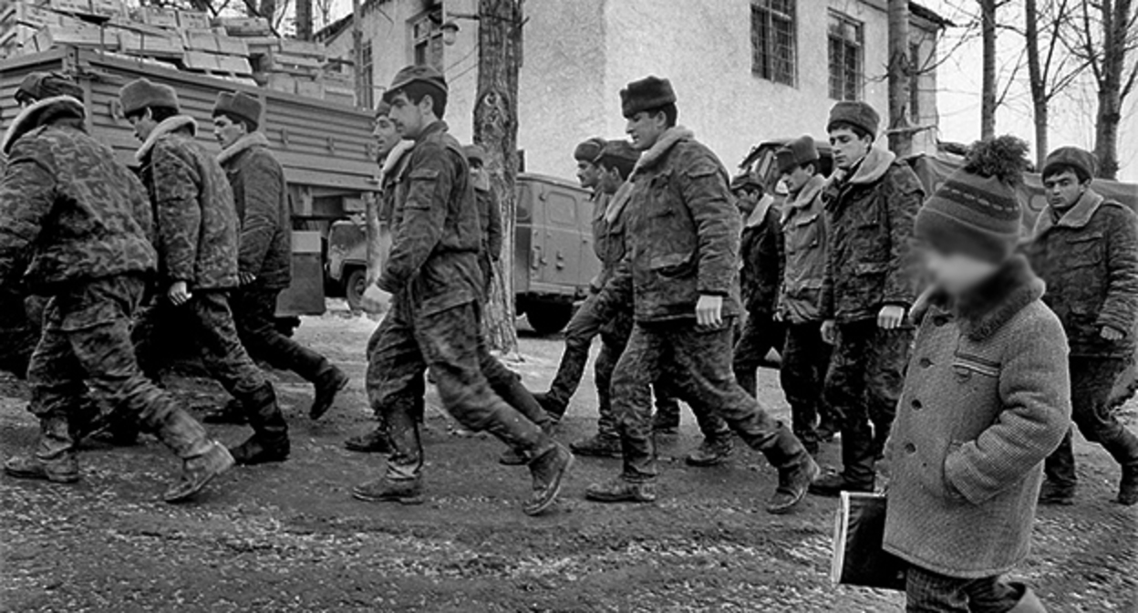 Азербайджанские солдаты во время войны, 1992—1993 годы. Фото: Джафаров, Ильгар Шабан оглы (1960–) https://ru.wikipedia.org Азербайджанские солдаты во время войны, 1992—1993 годы. Фото: Джафаров, Ильгар Шабан оглы (1960–) https://ru.wikipedia.org