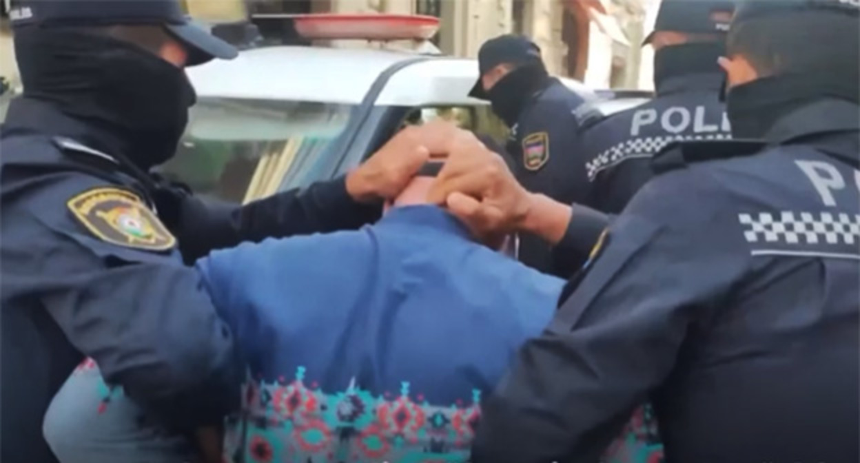 Сотрудники полиции задерживают участника акции против расстрела бездомных животных. Скриншот видео https://www.youtube.com/watch?v=8QRDtQFAaSg Сотрудники полиции задерживают участника акции против расстрела бездомных животных. Скриншот видео https://www.youtube.com/watch?v=8QRDtQFAaSg
