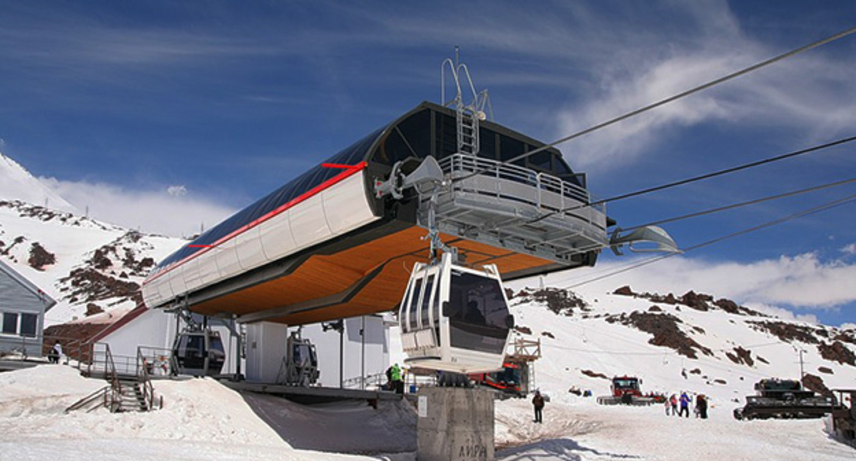 Канатная дорога на курорте "Эльбрус". Фото: https://prielbrusie-ski.ru Канатная дорога на курорте "Эльбрус". Фото: https://prielbrusie-ski.ru