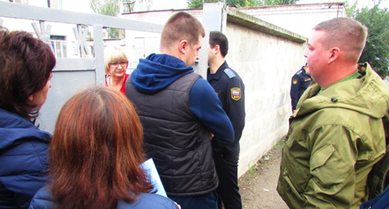 У ворот Краснооктябрьского военкомата. 5 октября 2022 г. Фото Вячеслава Ященко для "Кавказского узла" У ворот Краснооктябрьского военкомата. 5 октября 2022 г. Фото Вячеслава Ященко для "Кавказского узла"