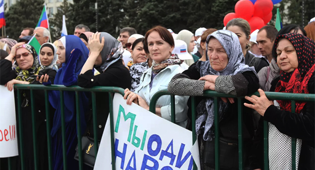 Митинг в день рождения Путина в Махачкале. 7 октября 2022 г. Фото: Руслан Алибеков https://chernovik.net Митинг в день рождения Путина в Махачкале. 7 октября 2022 г. Фото: Руслан Алибеков https://chernovik.net