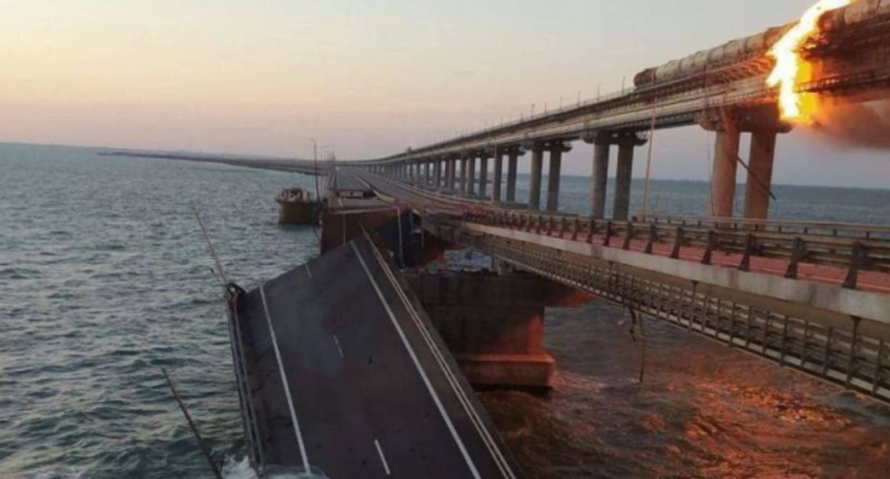 Обрушившееся полотно Крымского моста, фото: https://topwar.ru/203017-pojavilis-novye-kadry-s-mesta-povrezhdenija-krymskogo-mosta.html Обрушившееся полотно Крымского моста, фото: https://topwar.ru/203017-pojavilis-novye-kadry-s-mesta-povrezhdenija-krymskogo-mosta.html