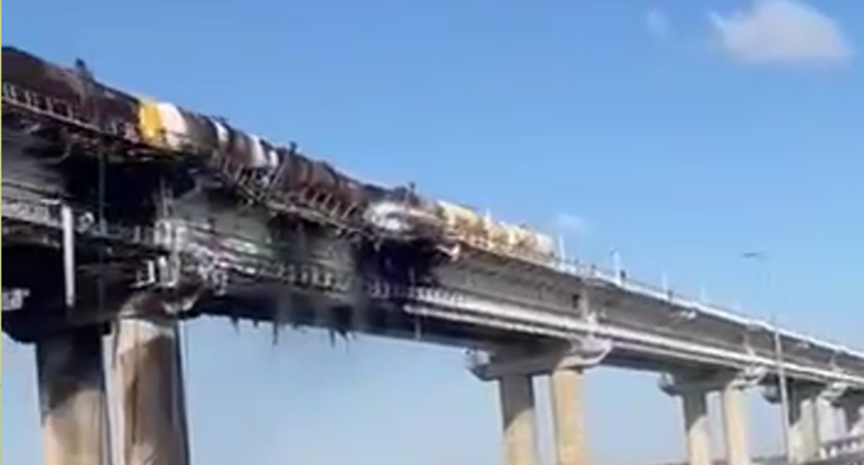 Последствия взрыва на Крымском мосту. Стоп-кадр видео из Telegram-канала Mash, https://t.me/breakingmash/38826 Последствия взрыва на Крымском мосту. Стоп-кадр видео из Telegram-канала Mash, https://t.me/breakingmash/38826