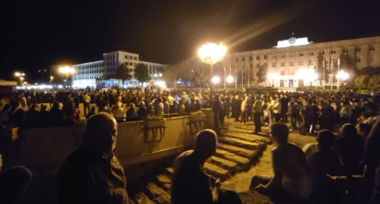 Протестующие в Степанакерте 17 сентября 2022 года. Скриншот с видео "Кавказского узла" https://www.youtube.com/watch?v=MZH-N5gaVoc Протестующие в Степанакерте 17 сентября 2022 года. Скриншот с видео "Кавказского узла" https://www.youtube.com/watch?v=MZH-N5gaVoc