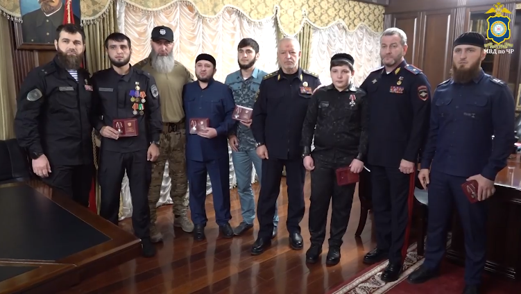 Вручение Орденов мужества родным погибших. Стоп-кадр видео МВД по Чечне https://vk.com/mvdchr_grozny_chechnya?w=wall-212450491_307 Вручение Орденов мужества родным погибших. Стоп-кадр видео МВД по Чечне https://vk.com/mvdchr_grozny_chechnya?w=wall-212450491_307