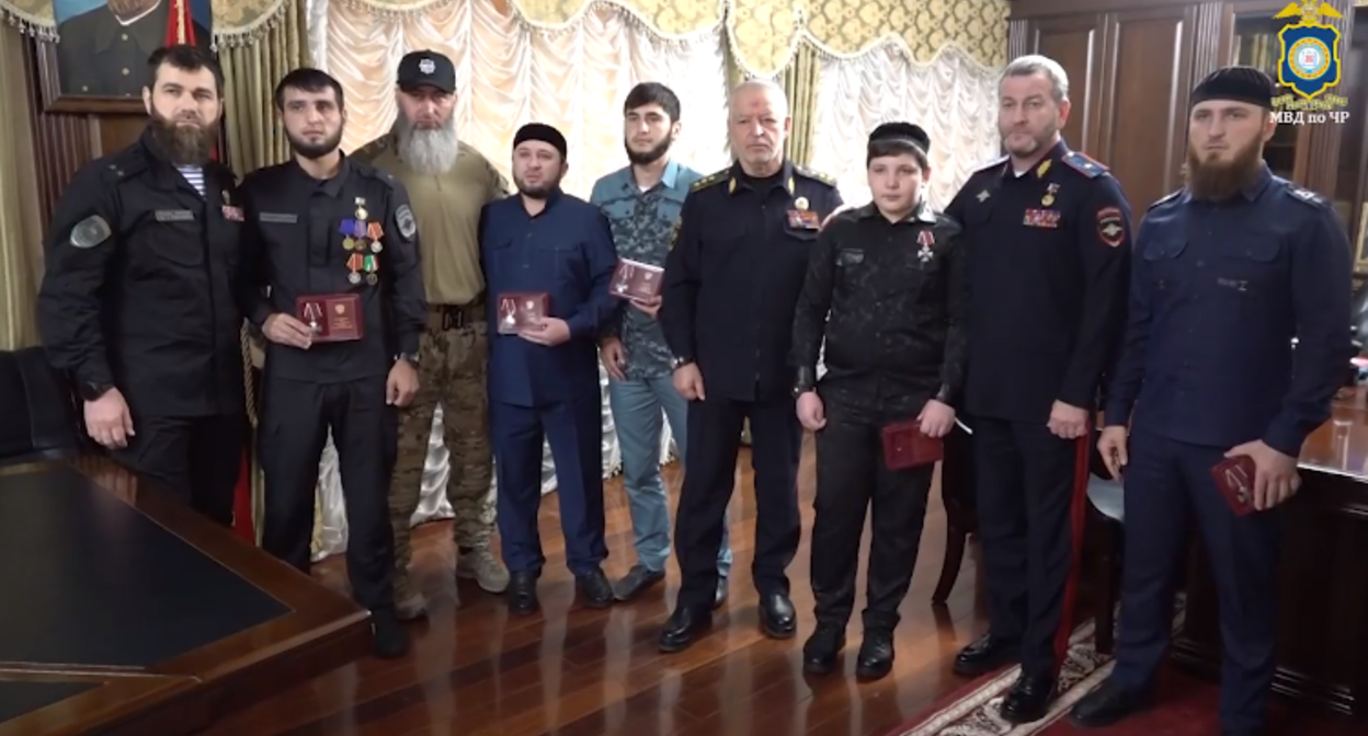 Вручение Орденов мужества родным погибших. Стоп-кадр видео МВД по Чечне https://vk.com/mvdchr_grozny_chechnya?w=wall-212450491_307 Вручение Орденов мужества родным погибших. Стоп-кадр видео МВД по Чечне https://vk.com/mvdchr_grozny_chechnya?w=wall-212450491_307