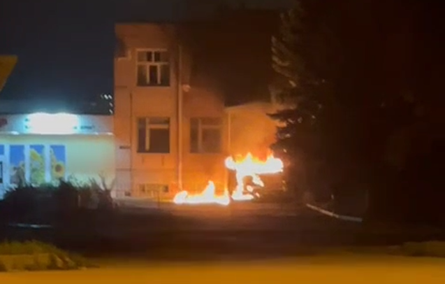 Пожар в Черкесске. Стоп-кадр видео, опубликованного в Telegram-канале "ЧП КЧР" 15.10, https://t.me/chp_kchr/2974 Пожар в Черкесске. Стоп-кадр видео, опубликованного в Telegram-канале "ЧП КЧР" 15.10, https://t.me/chp_kchr/2974