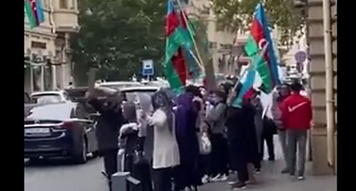 Пикет перед посольством Франции в Баку, стоп-кадр видео https://news.day.az/politics/1503740.html Пикет перед посольством Франции в Баку, стоп-кадр видео https://news.day.az/politics/1503740.html
