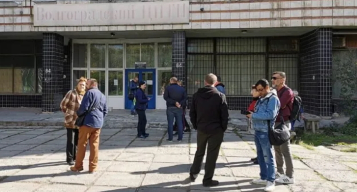 Волгоградцы возле здания центра научно-технической информации, фото: ИА «Высота 102» Волгоградцы возле здания центра научно-технической информации, фото: ИА «Высота 102»
