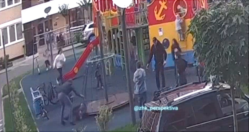 Момент инцидента. Кадр видео, сделанного камерой уличного наблюдения https://t.me/s/zhk_perspektiva/ Момент инцидента. Кадр видео, сделанного камерой уличного наблюдения https://t.me/s/zhk_perspektiva/