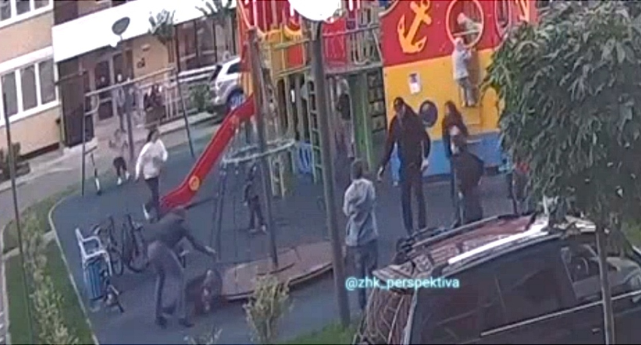 Момент инцидента. Кадр видео, сделанного камерой уличного наблюдения https://t.me/s/zhk_perspektiva/ Момент инцидента. Кадр видео, сделанного камерой уличного наблюдения https://t.me/s/zhk_perspektiva/
