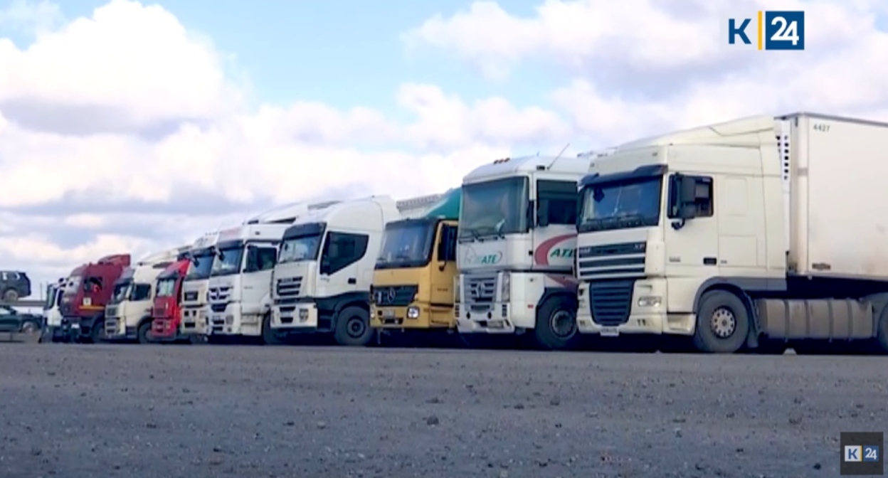 Машины на стоянке перед Крымским мостом. Кадр видео "Кубань 24" https://www.youtube.com/watch?v=NR-dQJBe9uo Машины на стоянке перед Крымским мостом. Кадр видео "Кубань 24" https://www.youtube.com/watch?v=NR-dQJBe9uo