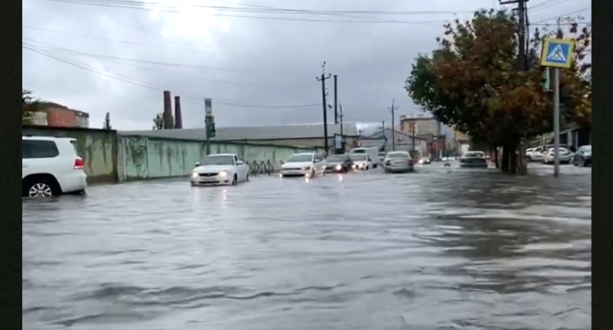 Затопленная водой улица в Махачкале. Кадр видео Мурада Магомедова https://t.me/muradreporter/279 Затопленная водой улица в Махачкале. Кадр видео Мурада Магомедова https://t.me/muradreporter/279