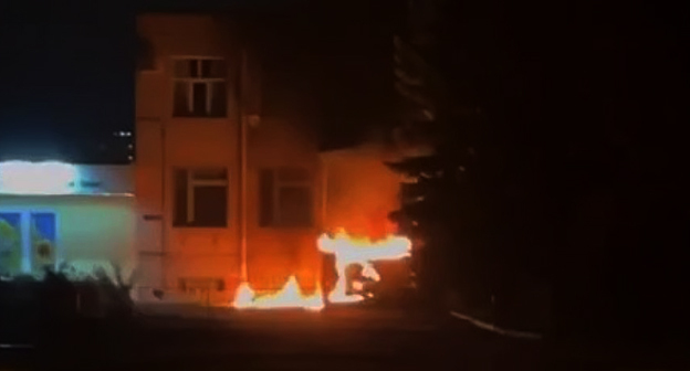 Горящий военкомат в Черкесске. Скриншот видео https://www.youtube.com/watch?v=IeRSI661l_4 Горящий военкомат в Черкесске. Скриншот видео https://www.youtube.com/watch?v=IeRSI661l_4