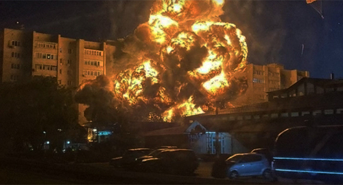 Пожар в жилом доме в Ейске после падения самолета. Скриншот: BAZA / Telegram 


