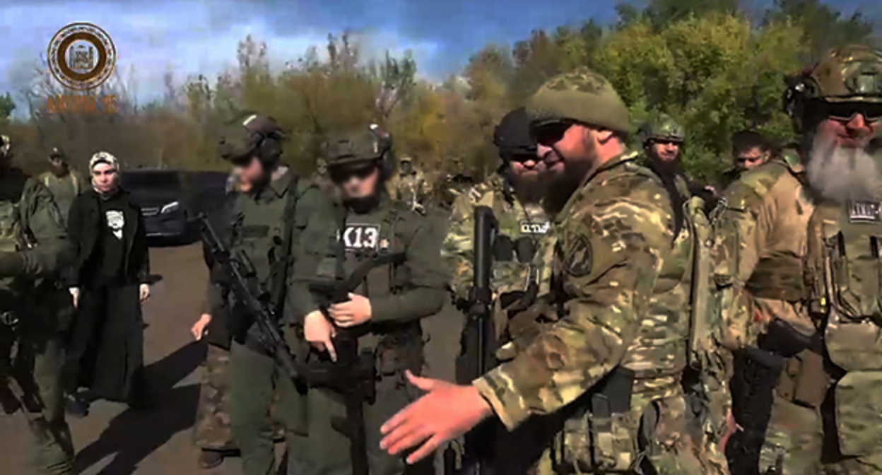 Детям главы Чечни, поехавшим в зону военной операции, продемонстрировали захваченные на Украине трофеи. Скриншот видео телеграм-канал Kadyrov_95 Детям главы Чечни, поехавшим в зону военной операции, продемонстрировали захваченные на Украине трофеи. Скриншот видео телеграм-канал Kadyrov_95