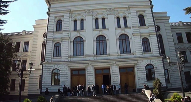 Тбилисский государственный университет. Скриншот видео https://www.youtube.com/watch?v=TwOhk0o4pSo Тбилисский государственный университет. Скриншот видео https://www.youtube.com/watch?v=TwOhk0o4pSo