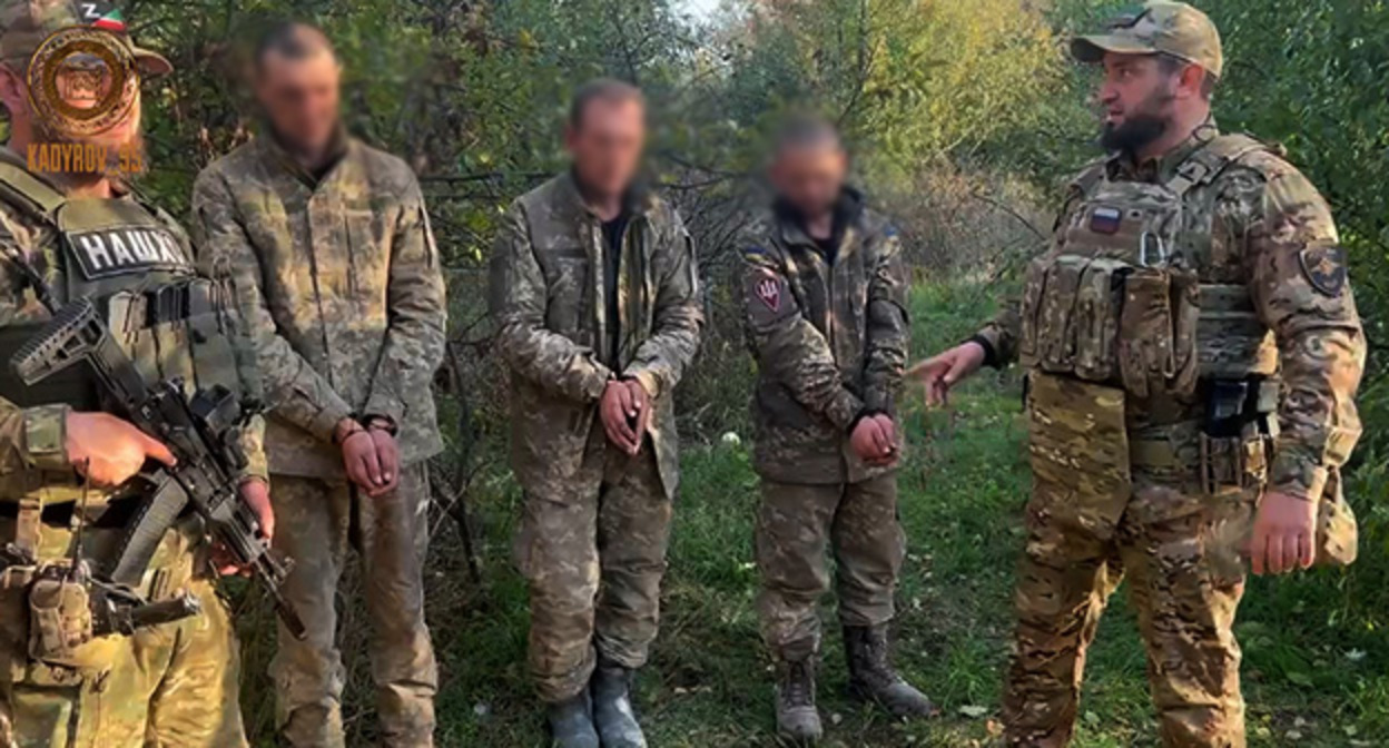 Украинские военнопленные. Скриншот видео, опубликованного в Telegram-канале Kadyrov_95. Блюр лиц военнопленных сделан "Кавказским узлом" в соответствии с разъяснениями юристов о недопустимости распространения съемки пленных без их согласия. Украинские военнопленные. Скриншот видео, опубликованного в Telegram-канале Kadyrov_95. Блюр лиц военнопленных сделан "Кавказским узлом" в соответствии с разъяснениями юристов о недопустимости распространения съемки пленных без их согласия.
