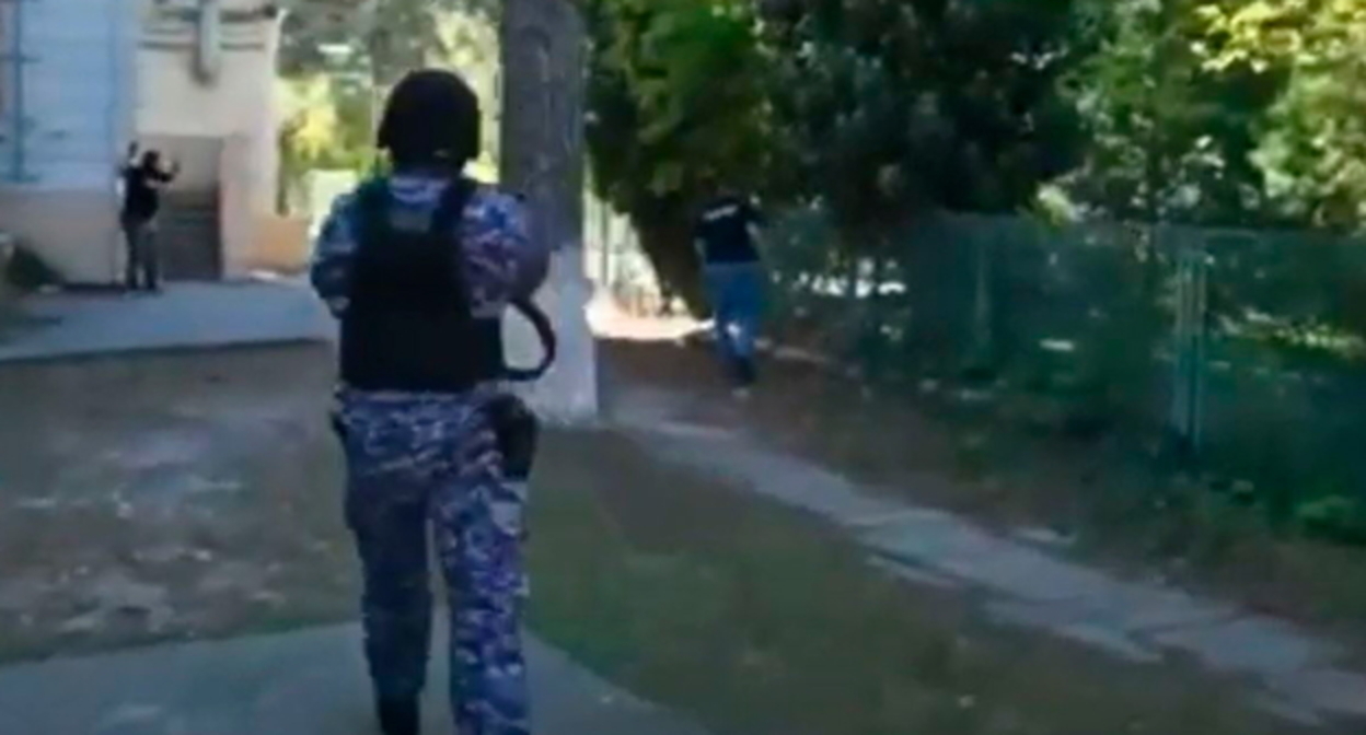 Учения на территории школы в Геленджике, стоп-кадр видео https://rutube.ru/video/f972303d8dbe694003754261c8778dcd/ Учения на территории школы в Геленджике, стоп-кадр видео https://rutube.ru/video/f972303d8dbe694003754261c8778dcd/