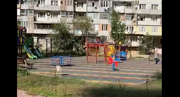 Площадка во дворе многоэтажных домов на проспекте Петра I, на которой застройщик планирует построить новое здание. стоп-кадр видео ТГ-канала "Что там у дагестанцев" Площадка во дворе многоэтажных домов на проспекте Петра I, на которой застройщик планирует построить новое здание. стоп-кадр видео ТГ-канала "Что там у дагестанцев"