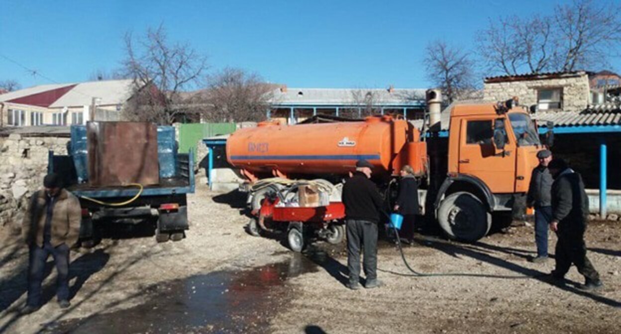 Подвоз воды в село Харахи. Фото: официальный сайт Хунзахский район http://khunzakh.ru/ Подвоз воды в село Харахи. Фото: официальный сайт Хунзахский район http://khunzakh.ru/