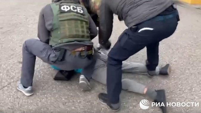 Задержание подозреваемого в подготовке теракта в городском отделе полиции Пятигорска. Стопкадр из видео в Telegram-канале РИА "Новости" https://web.telegram.org/k/#@rian_ru Задержание подозреваемого в подготовке теракта в городском отделе полиции Пятигорска. Стопкадр из видео в Telegram-канале РИА "Новости" https://web.telegram.org/k/#@rian_ru