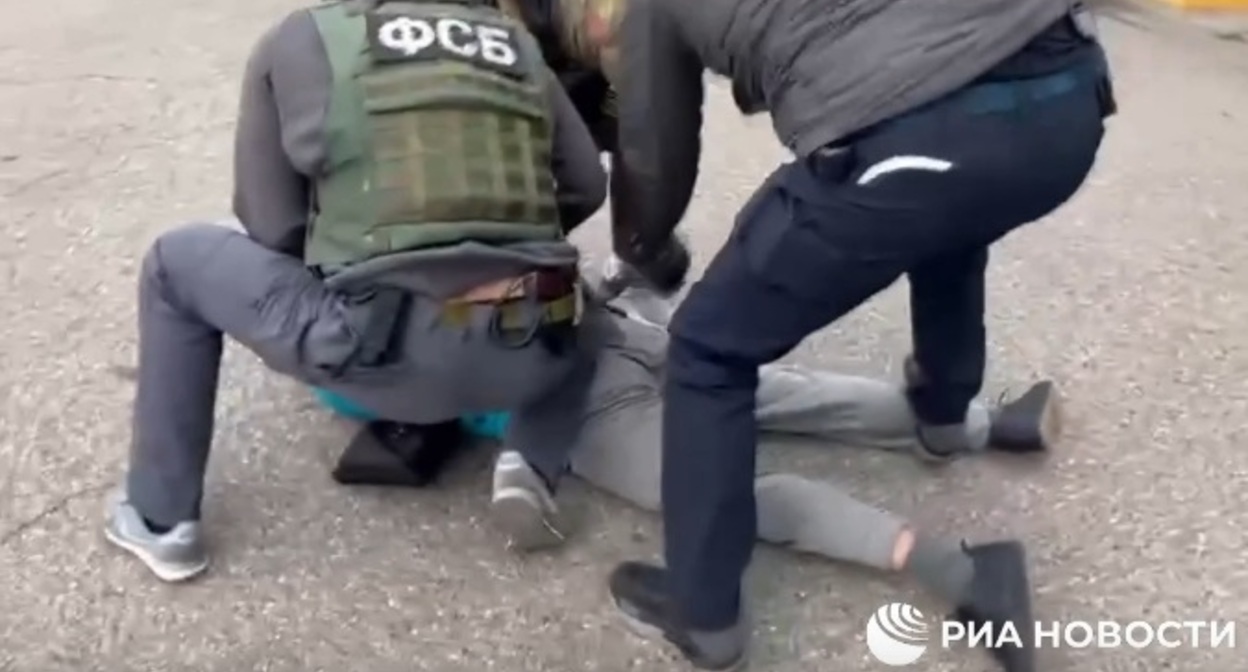 Задержание подозреваемого в подготовке теракта в городском отделе полиции Пятигорска. Стопкадр из видео в Telegram-канале РИА "Новости" https://web.telegram.org/k/#@rian_ru Задержание подозреваемого в подготовке теракта в городском отделе полиции Пятигорска. Стопкадр из видео в Telegram-канале РИА "Новости" https://web.telegram.org/k/#@rian_ru