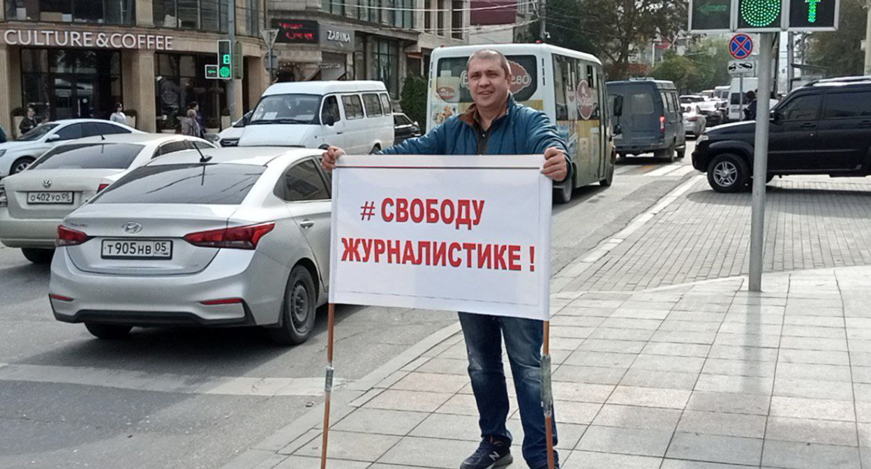 Одиночный пикет в Махачкале. 24 октября 2022 г. Фото: Телеграм-канал chernovik Одиночный пикет в Махачкале. 24 октября 2022 г. Фото: Телеграм-канал chernovik