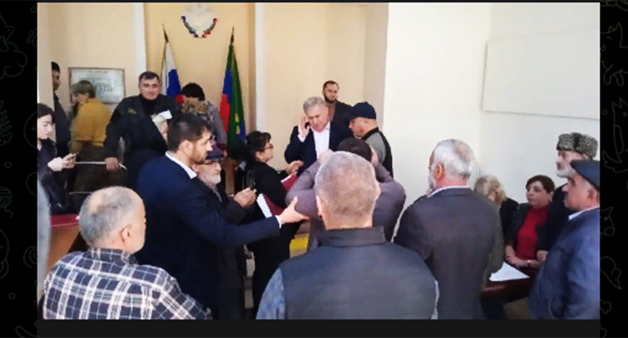 Дагестанских активистов не пустили сегодня на общественные слушания поправок в Конституцию республики. Скриншот видео https://t.me/chernovik/39454 Дагестанских активистов не пустили сегодня на общественные слушания поправок в Конституцию республики. Скриншот видео https://t.me/chernovik/39454